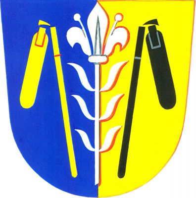 V modro-zlatě polceném štítě stříbrná lilie na stonku se šesti listy, provázená dvěma odvrácenými cepy, vpravo zlatým a vlevo černým. Znak Okřešice
