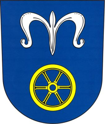 V modrém štítě nad zlatým železničním kolem stříbrná lilie ve tvaru majuskulního písmene M. Znak Okříšky