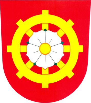 V červeném štítě zlaté palečné kolo, na něm stříbrná růže se zlatým semeníkem. Znak Oprostovice