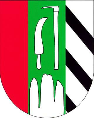 Červeno-zeleno-stříbrně svisle dělený štít, uprostřed nad trojvrším vztyčené přivrácené krojidlo a motyka, vše stříbrné, v levém poli tři černá kosmá břevna. Znak Ostrov u Macochy