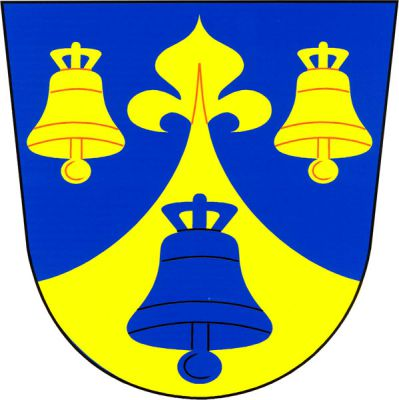 V modrém štítě ve sníženém zlatém vydutém hrotu zakončeném lilií modrý zvon, po stranách dva zlaté zvony. Znak Oucmanice