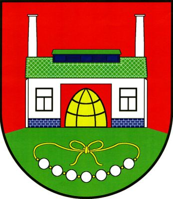 V červeném štítě na zeleném návrší zlatá sklářská pec ve stříbrném stavení s modrým kvádrovaným soklem, zelenou střechou s modrou nástavbou krytou zelenou stříškou, dvěma okny a dvěma komíny po stranách. V návrší náhrdelník se sedmi stříbrnými perlami na zlaté, nahoře zavázané šňůře. Znak Pěnčín