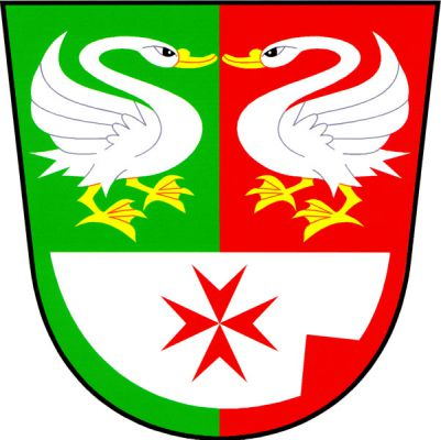 V zeleno-červeně polceném štítě dvě přivrácené stříbrné labutě se zlatou zbrojí, pod nimi položená stříbrná radlice s červeným maltézským křížem. Znak Pláně