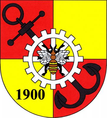 V červeno-zlatě čtvrceném štítě stříbrné ozubené kolo se včelou uprostřed, podložené kosmou kotvou, obojí přirozené barvy. Ve třetím poli černý letopočet 1900. Znak Plesná