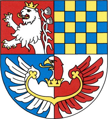 Dělený štít, nahoře polcený, V pravém červeném poli vyrůstající stříbrný korunovaný dvouocasý lev se zlatou zbrojí, levé pole modro - zlatě šachované, v dolním modro-stříbrně polceném poli vyrůstající stříbrno - červeně polcená orlice se zlatou zbrojí, korunou navlečenou na krku a jetelovitě zakončeným perizoniem. Znak Pnětluky