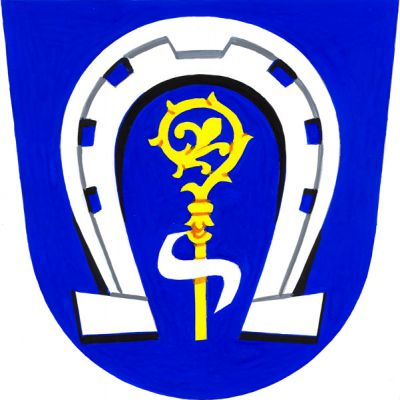 V modrém štítě ve stříbrné podkově horní část zlaté berly se stříbrným sudariem. Znak Podmoklany