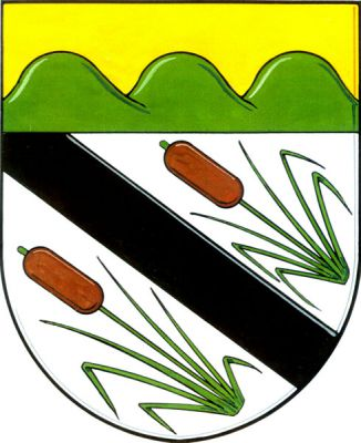 Ve stříbrném štítě pod zlatou hlavou se třemi zelenými vrchy černé kosmé břevno provázené dvěma kosmo položenými orobinci přirozené barvy. Znak Popůvky