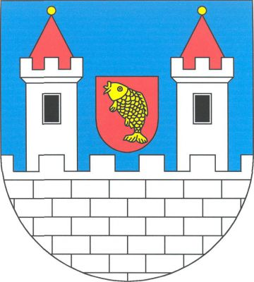V modrém štítě vynikají z kvádrované hradby dvě věže, vše stříbrné a s cimbuřím. Každá věž s černým oknem a červenou stanovou střechou se zlatou makovicí. Mezi věžemi červený štítek se zlatým kosmým kaprem Znak Postoloprty