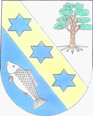 Stříbrno - modře zlatým břevnem se třemi modrými hvězdami dělený štít, nahoře vykořeněná borovice přirozené barvy, dole kosmý stříbrný kapr. Znak Pozďatín