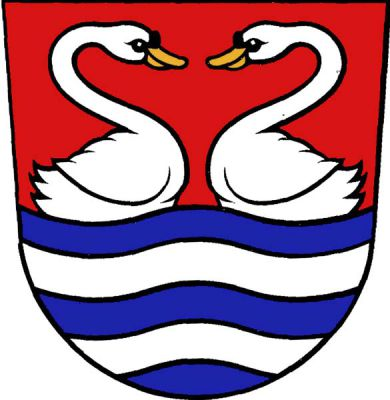 Vlnovitě dělený štít, v horním žerďovém poli dvě k sobě přivrácené stříbrné labutě se zlatými pysky, v dolním modrém poli tři stříbrná vlnitá břevna. Znak Praha-Suchdol