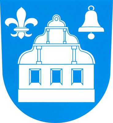 V modrém štítě průčelí domu s barokním štítem a třemi prázdnými okny provázené nahoře vpravo lilií a vlevo zvonem, vše stříbrné. Znak Přechovice