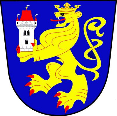 V modrém štítě zlatý korunovaný lev s červenou zbrojí držící stříbrnou věž s ochozem na kvádrovaném soklu, s třemi černými okny (2,1), nárožními věžičkami a valbovou střechou, střechy červené zakončené zlatými makovičkami se stříbrnými praporky. Znak Přílepy