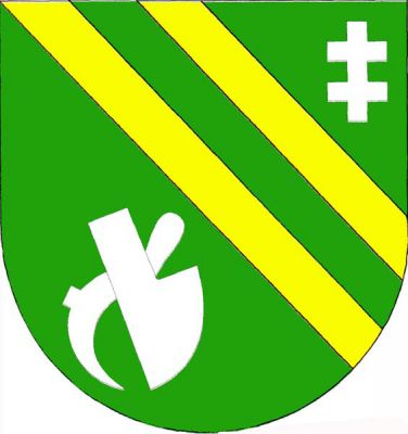 V zeleném štítě dvě kosmá zlatá zvýšená břevna, provázená nahoře dvouramenným křížem, dole šikmo dolů obráceným vinařským nožem - kosířem, kosmo přeloženým radlicí, vše stříbrné. Znak Přísnotice