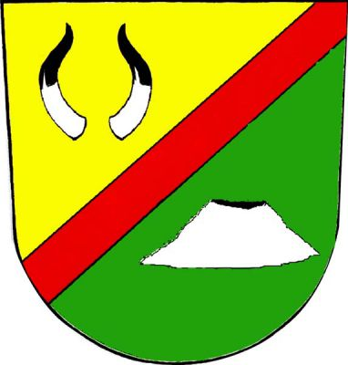 Ve zlato-zeleně červeným šikmým břevnem děleném štítě, nahoře černo-stříbrně dělené býčí rohy, dole stříbrná sopka s černým kráterem. Znak Příšov