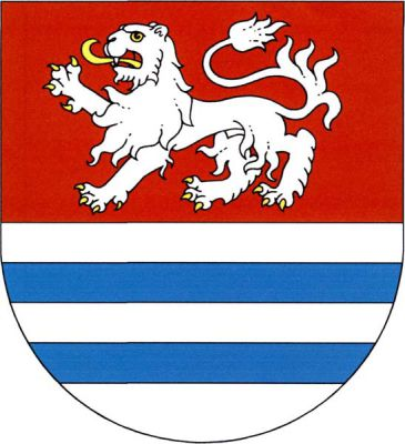 V červeno-stříbrně děleném štítě nahoře stříbrný vykračující lev se zlatou zbrojí, dole dvě modrá břevna. Znak Příšovice