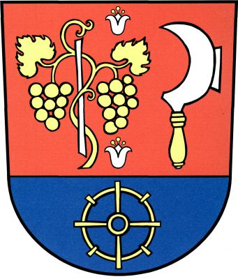 V červeno-modře sníženě děleném štítě nahoře vpravo kolem stříbrného kolíku obtočená zlatá vinná réva se dvěma svěšenými hrozny a dvěma vztyčenými listy, vlevo stříbrný vinařský nůž - kosíř se zlatou rukojetí, vše provázeno nahoře a dole stříbrným přirozeným květem lilie se zlatými pestíky, dole zlaté mlýnské kolo. Znak Přítluky