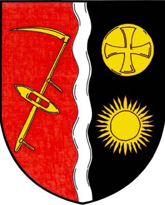 V červeno - černě zúženým stříbrným vlnitým kůlem polceném štítě vpravo šikmo vztyčená kosa se dvěma držadly kosmo přeložená tkalcovským člunkem, vlevo hostie a pod ní slunce, vše zlaté. Znak Radvanec