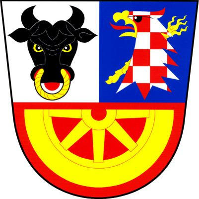 Dělený štít, nahoře stříbrno-modře polcený, vpravo černá zubří hlava se zlatou houžví a červeným jazykem, vlevo červeno-stříbrně šachovaná hlava orlice se zlatou zbrojí, šikmo podložená zlatou sukovitou palicí, v dolním červeném poli polovina zlatého vozového kola. Znak Radvanice