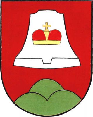 V červeném štítě nad zeleným trojvrším stříbrný zvon s knížecí korunou. Znak Rudice