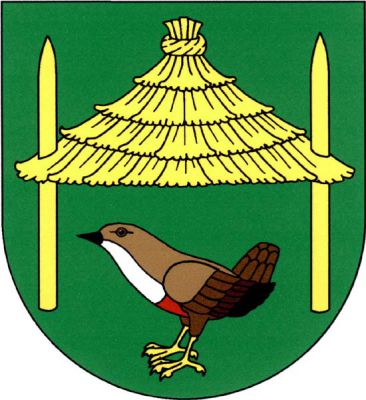 V zeleném štítě pod zlatou slaměnou střechou na dvou kůlech (brahem) skorec vodní přirozené barvy. Znak Skorkov