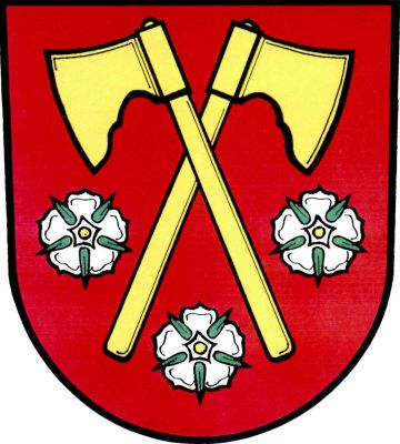 V červeném štítě zkřížené zlaté sekery provázené po stranách a dole třemi stříbrnými růžemi se zlatými semeníky. Znak Skorošice