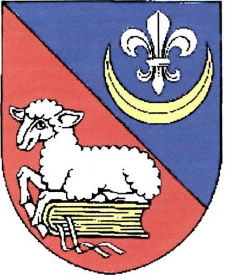 Modro - červeně kosmo dělený štít. Nahoře stříbrná lilie uvnitř zlatého stoupajícího půlměsíce, dole stříbrný beránek ležící na položené zlaté zavřené knize se dvěma stříbrnými propletenými záložkami. Znak Skorotice