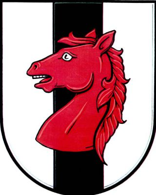 Ve stříbrném štítě s černým kůlem červená koňská hlava. Znak Skrbeň