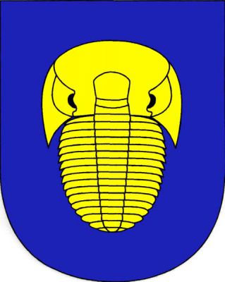 V modrém štítě zlatý trilobit. Znak Skryje