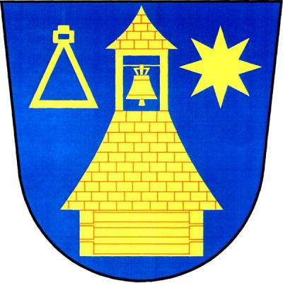 V modrém štítě dřevěná zvonice se zavěšeným zvonem, provázená nahoře třmenem a osmihrotou hvězdou, vše zlaté. Znak Slatina nad Úpou