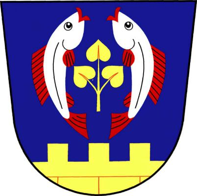 V modrém štítě nad sníženou zlatou kvádrovanou hradbou se třemi stínkami dvě vztyčené k okrajům štítu prohnuté přivrácené stříbrné ryby s červenou zbrojí, mezi nimi zlatý lipový trojlist na stonku. Znak Slavíkov