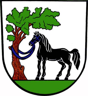 Ve stříbrném štítě na zeleném trávníku u listnatého stromu přirozené barvy zleva modrou uzdou uvázaný černý kůň. Znak Slezské Rudoltice