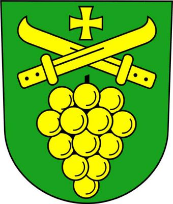 V zeleném štítě nad vinným hroznem zkřížené vinařské nože hroty nahoru převýšené tlapatým křížem, vše zlaté. Znak Sobotovice