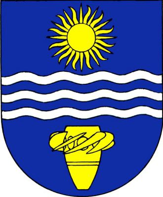 V modrém štítě tři zúžená stříbrná vlnitá břevna, nad nimi slunce, pod nimi oběžné kolo Kaplanovy turbíny, obojí zlaté. Znak Solenice