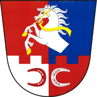 V červeno-modře polceném štítě nad stříbrno-červeně polcenou hradbou s přivrácenými podkovami opačných barev polovina stříbrného koně se zlatými kopyty, jazykem a uzděním. Znak Staré Hrady