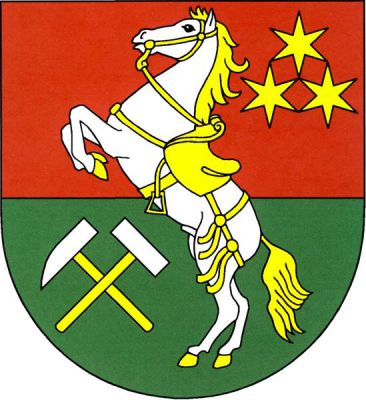 V červeno-zeleně děleném štítě stříbrný vzpínající se kůň se zlatou zbrojí, sedlem a uzděním, provázený vlevo nahoře třemi (1,2) dotýkajícími se zlatými hvězdami a vpravo dole stříbrnými hornickými kladívky se zlatými topůrky. Znak Staré Sedlo