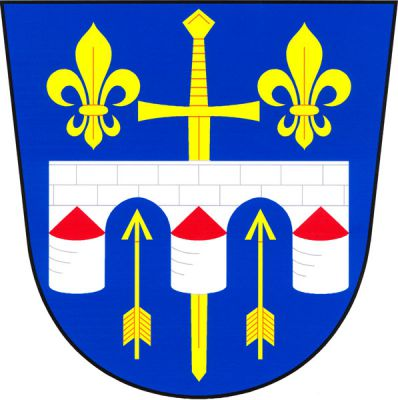 V modrém štítě stříbrný volný kvádrovaný most se třemi červeně zakončenými pilíři, podložený postaveným mečem provázeným nahoře dvěma liliemi a dole dvěma šípy hroty do oblouků mostu, vše zlaté. Znak Střelice