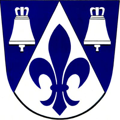 V modrém štítě stříbrný hrot s modrou lilií, provázený dvěma stříbrnými zvony se závěsy. Znak Stříbrnice