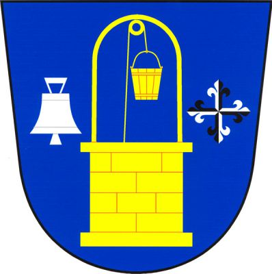 V modrém štítě zlatá kvádrovaná studna s vytaženým okovem, provázená vpravo stříbrným zvonem a vlevo fasetově střídavě stříbrno-černě polceným a děleným liliovým křížem. Znak Studnice