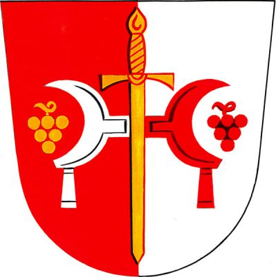 V červeno-stříbrně polceném štítě postavený zlatý meč provázený přiléhajícími odvrácenými vinařskými noži - kosíři opačných barev. V oblouku ostří nožů vinné hrozny, vpravo zlatý, vlevo červený. Znak Syrovín