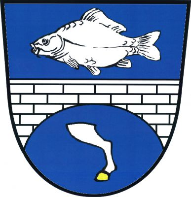 V modrém štítě stříbrný kvádrovaný most s jedním obloukem. Nad ním stříbrný kapr, pod ním stříbrná zadní koňská noha se zlatým kopytem. Znak Tchořovice