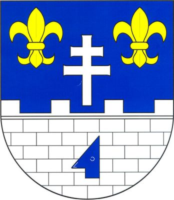 V modrém štítě stříbrná kvádrovaná hradba s cimbuřím, v ní vztyčená modrá radlice. Nad hradbou stříbrný patriarší kříž provázený v rozích dvěma zlatými liliemi. Znak Třebenice