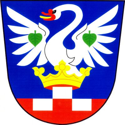 V modrém štítě s červenou patou na dělící linii tři (1,2) dotýkající se stříbrné kvádry, na horním zlatá koruna, z níž vyrůstá stříbrná rozkřídlená labuť s červeným zobákem a zlatým jazykem a dvěma svěšenými zelenými lipovými listy na křídlech. Znak Trpísty