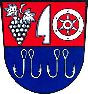 V červeno-modře děleném štítě nahoře vedle sebe vinný hrozen se dvěma listy, vztyčená radlice a vozové kolo, dole dvě dvojice odvrácených rybářských háčků, vše stříbrné. Znak Tvrdonice