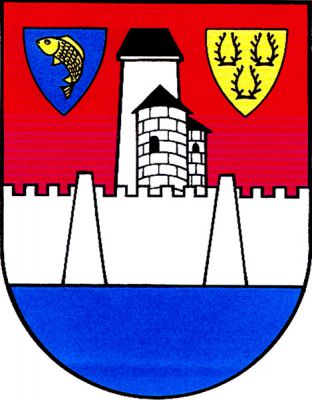 V červeném štítě na modré patě za hradbou s cimbuřím románská kvádrovaná rotunda s apsidou, za ní hranolová věž, vše stříbrné s černými střechami. Věž provázená dvěma gotickými štítky, pravý modrý se zlatou vyskakující rybou, levý zlatý s trojím (2,1) černým parožím. Znak Týnec nad Sázavou