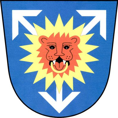 V modrém štítě na zlatém slunci podloženém třemi stříbrnými rozletitými střelami čelně červená lví hlava se zlatým kruhem v tlamě. Znak Újezd u Přelouče