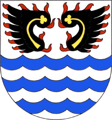 Ve stříbrném štítě nad třemi modrými zvlněnými břevny dvě černá plamenná křídla se zlatým jetelovitě zakončeným perisoniem. Znak Vodochody
