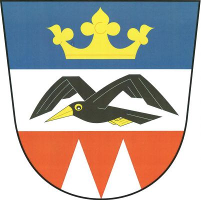 Modro-stříbrno-červeně dělený štít. Nahoře zlatá koruna, uprostřed letící černá vrána se zlatou zbrojí, dole dva stříbrné kužely. Znak Vranovice-Kelčice