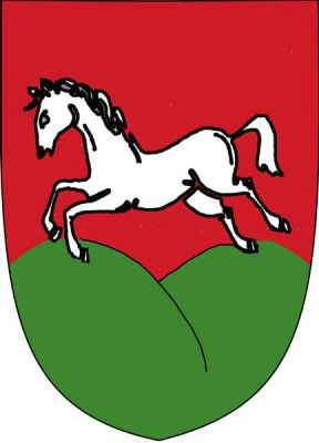 V červeném štítě na zeleném dvojvrší stříbrný pádící kůň. Znak Vrchy