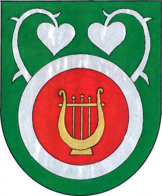 V zeleném štítě červený kotouč se stříbrným lemem, z něhož vzhůru vyrůstají dvě přivrácená stříbrná lekna. V kotouči zlatá lyra. Znak Vysoká u Příbramě